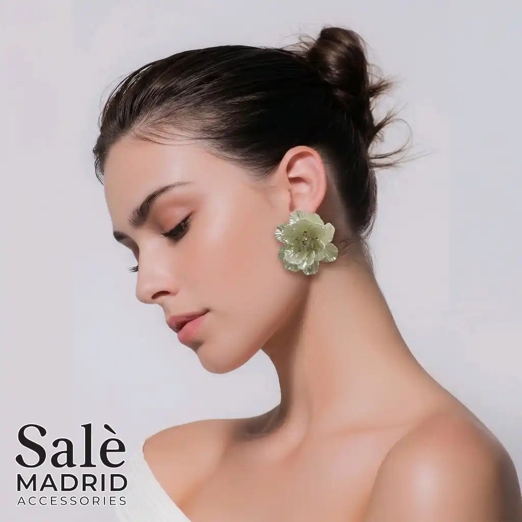 earring flower Secondary image